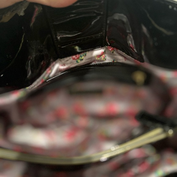 Betsy Johnson patent leather shoulder handbag with bow accent EUC - Picture 3 of 6